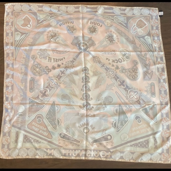Louis Vuitton silk scarf in light pink - Picture 5 of 8